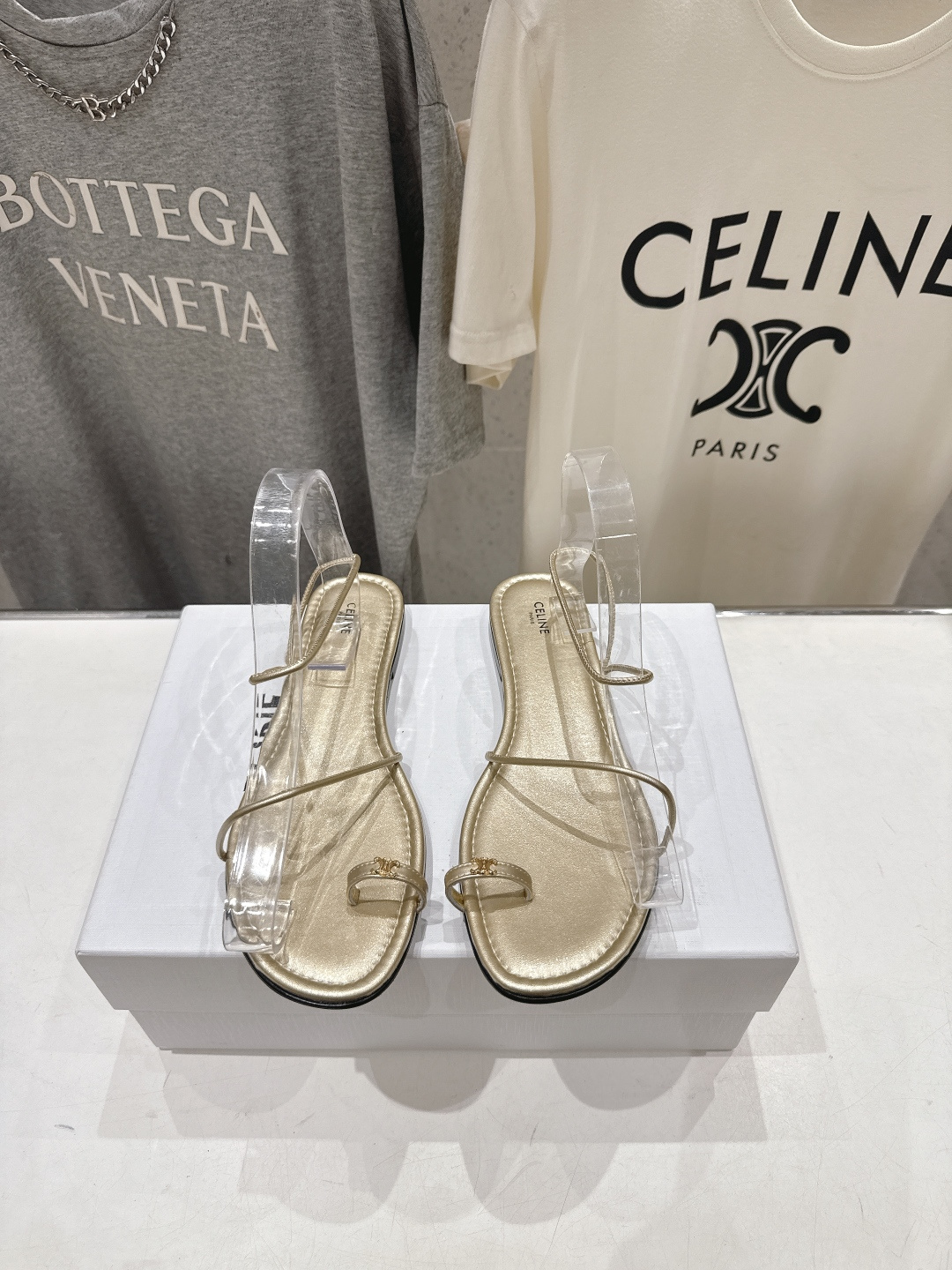 高版本出厂  Celine~赛琳F018 2026ss夏季新款平底时尚罗马风夹脚平底凉鞋New Celi