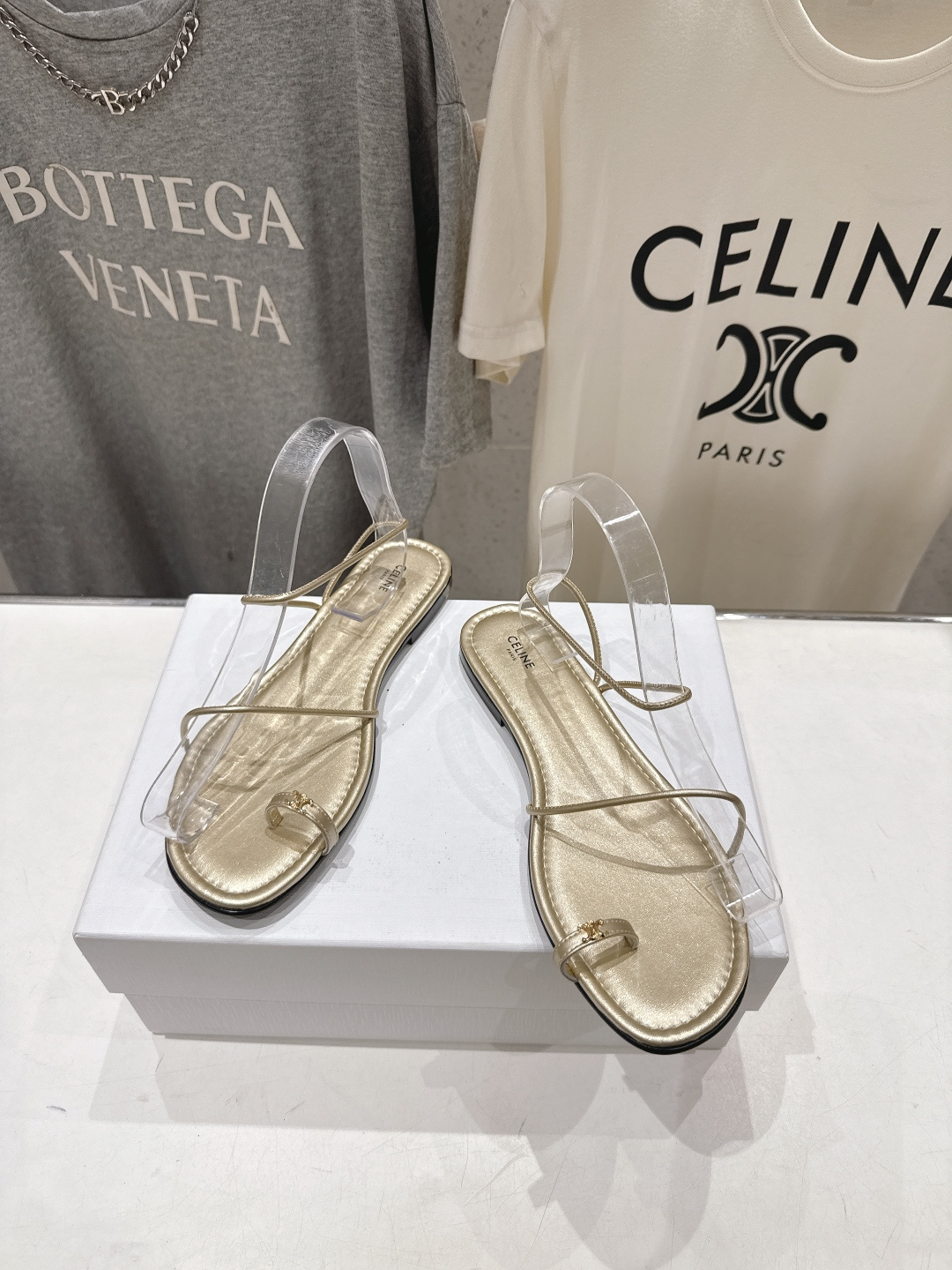 高版本出厂  Celine~赛琳F018 2026ss夏季新款平底时尚罗马风夹脚平底凉鞋New Celi