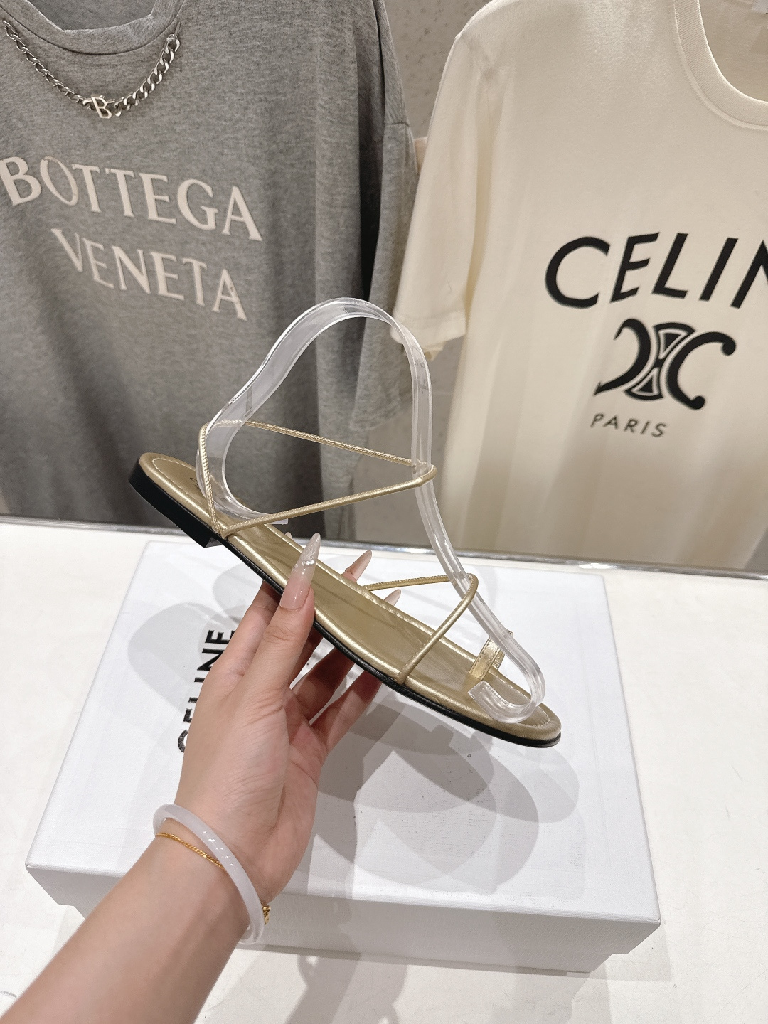 高版本出厂  Celine~赛琳F018 2026ss夏季新款平底时尚罗马风夹脚平底凉鞋New Celi
