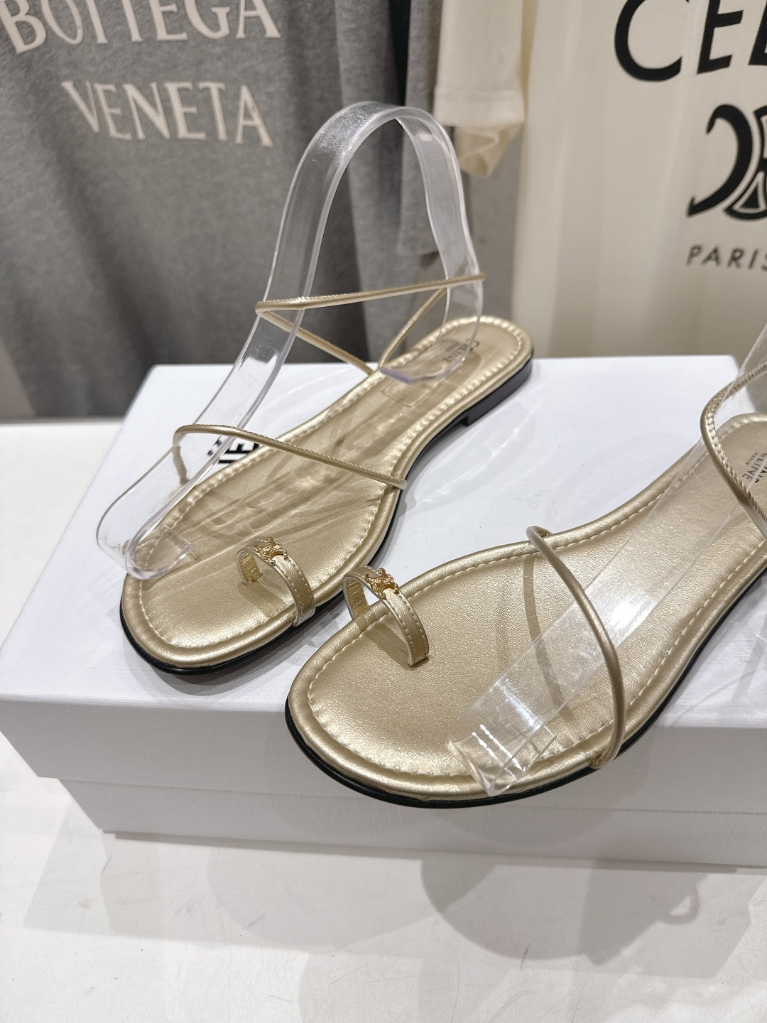 高版本出厂  Celine~赛琳F018 2026ss夏季新款平底时尚罗马风夹脚平底凉鞋New Celi