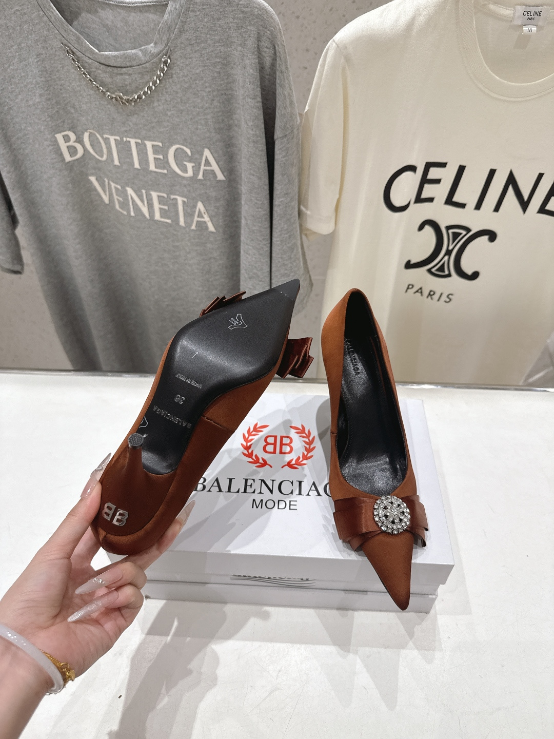 高版本出厂 BALENCIAG*巴黎世家F073 2026ss夏季新款水钻蝴蝶结尖头高跟鞋单鞋非常舒服 高版本出厂 BALENCIAG*巴黎世家F073 2026ss夏季新款水钻蝴蝶结尖头高跟鞋单鞋非常舒服