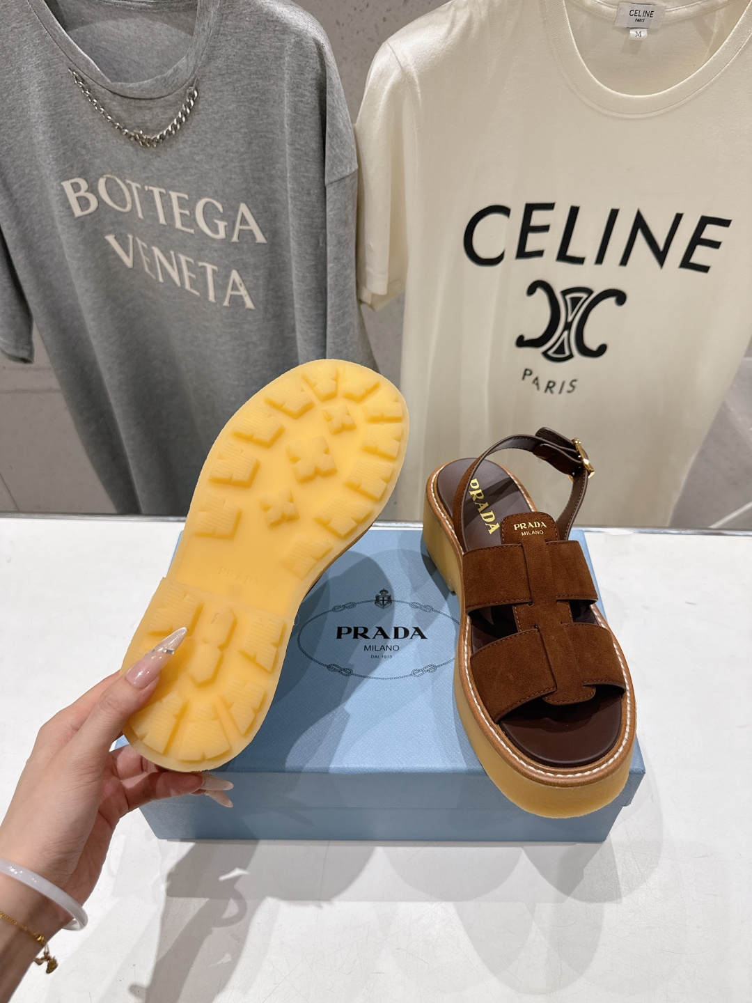 高版本出厂 Prada/普拉达F029 2026ss夏季新款复古风沙滩厚底凉鞋这个鞋型真的属于经典不会过 高版本出厂 Prada/普拉达F029 2026ss夏季新款复古风沙滩厚底凉鞋这个鞋型真的属于经典不会过