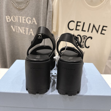 高版本出厂 Prada/普拉达F029 26ss夏季新款高跟厚底沙滩凉鞋这个鞋型真的属于经典不会过时的 高版本出厂 Prada/普拉达F029 26ss夏季新款高跟厚底沙滩凉鞋这个鞋型真的属于经典不会过时的