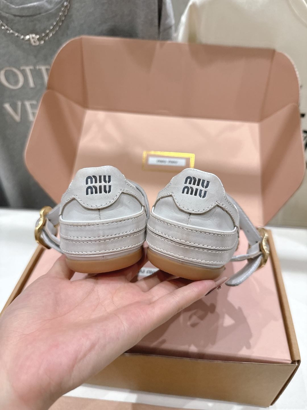 高版本出厂   miumiu 缪缪F051 新款白色玛丽珍休闲运动鞋2026早秋发售前先近赏同样是在十月