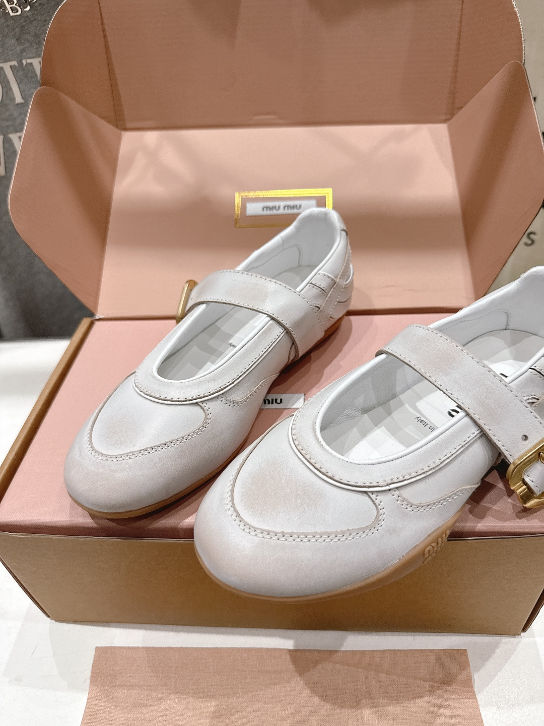 高版本出厂   miumiu 缪缪F051 新款白色玛丽珍休闲运动鞋2026早秋发售前先近赏同样是在十月