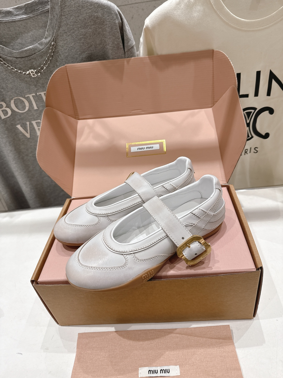 高版本出厂   miumiu 缪缪F051 新款白色玛丽珍休闲运动鞋2026早秋发售前先近赏同样是在十月