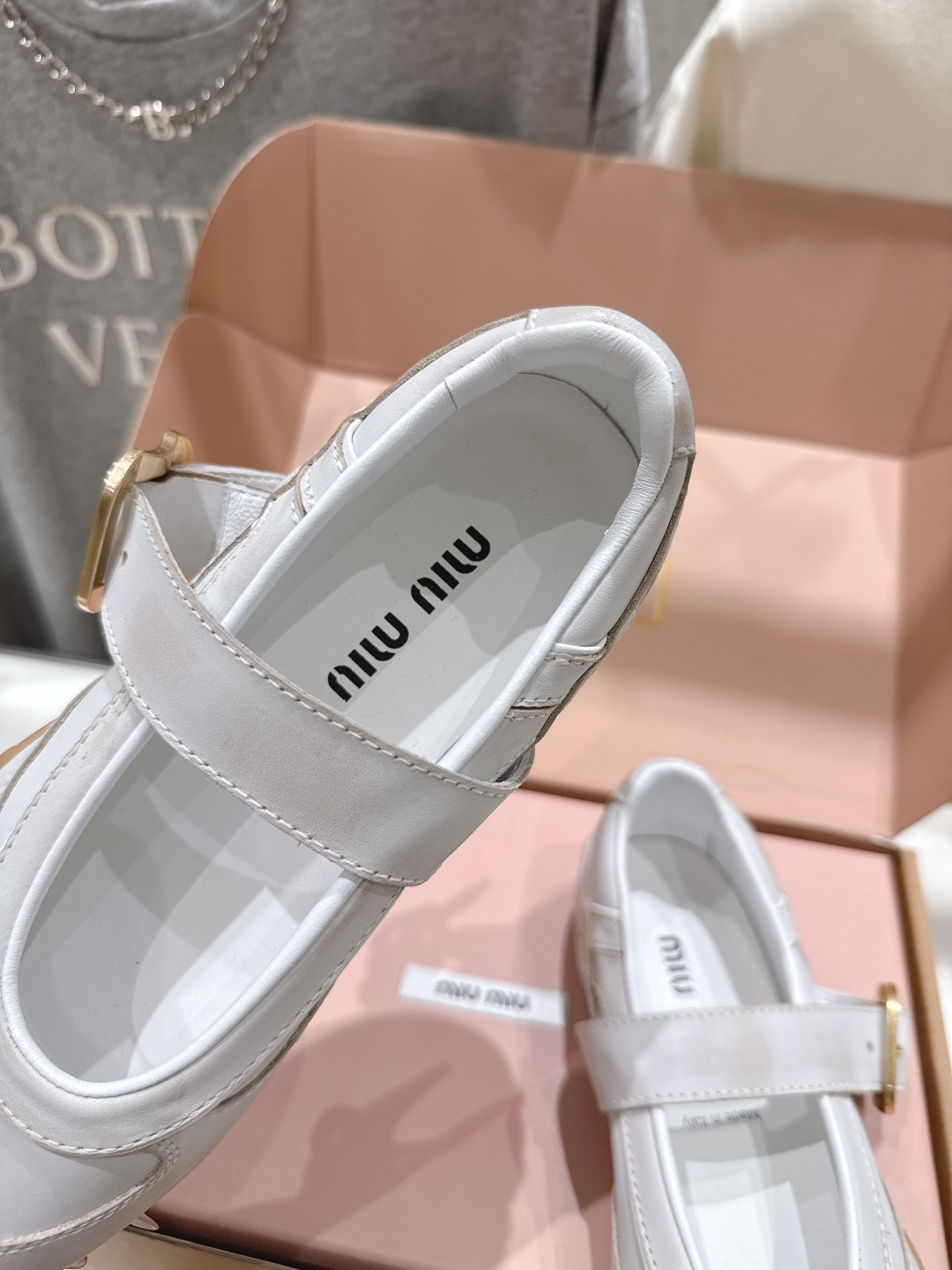 高版本出厂   miumiu 缪缪F051 新款白色玛丽珍休闲运动鞋2026早秋发售前先近赏同样是在十月