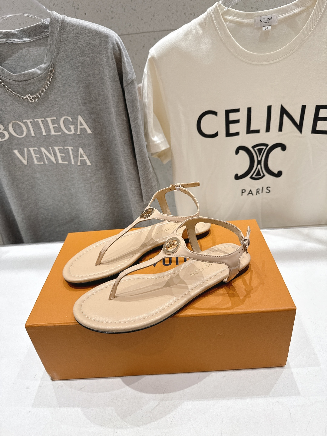 高版本出厂  Louis Vuitton ss26 new arrival LV驴牌夏季新款平底夹脚凉鞋