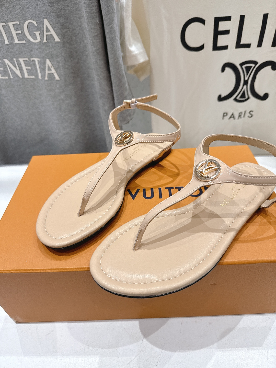 高版本出厂  Louis Vuitton ss26 new arrival LV驴牌夏季新款平底夹脚凉鞋