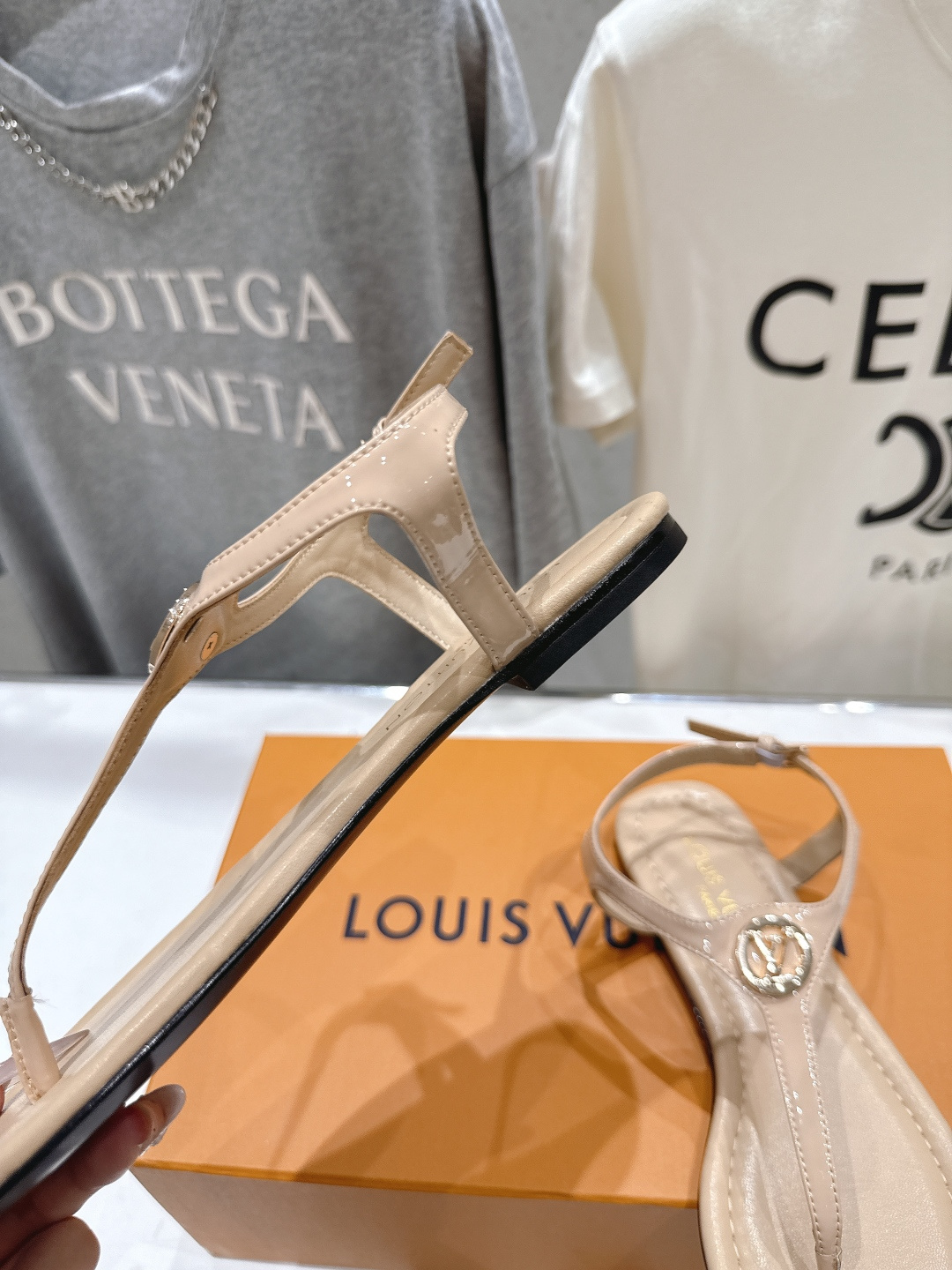 高版本出厂  Louis Vuitton ss26 new arrival LV驴牌夏季新款平底夹脚凉鞋