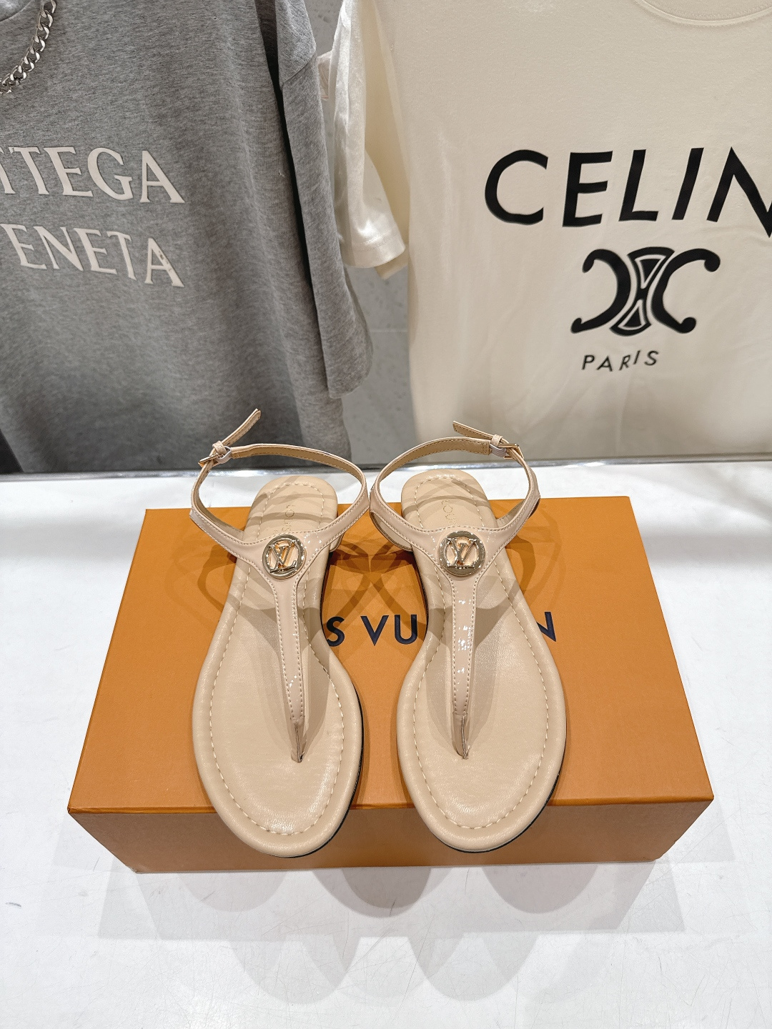 高版本出厂  Louis Vuitton ss26 new arrival LV驴牌夏季新款平底夹脚凉鞋