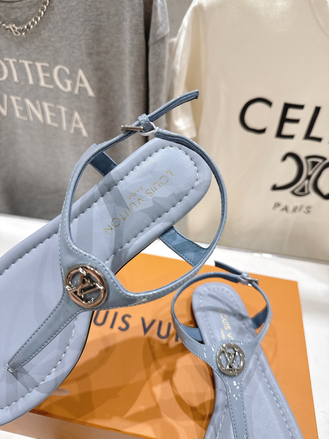 高版本出厂  Louis Vuitton ss26 new arrival LV驴牌夏季新款平底夹脚凉鞋