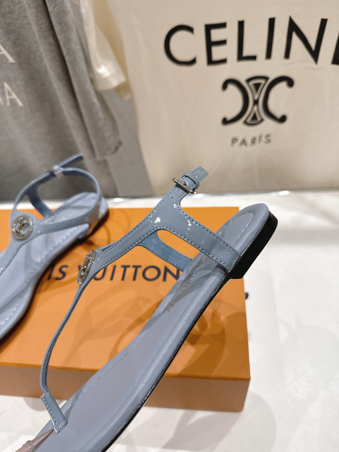 高版本出厂  Louis Vuitton ss26 new arrival LV驴牌夏季新款平底夹脚凉鞋