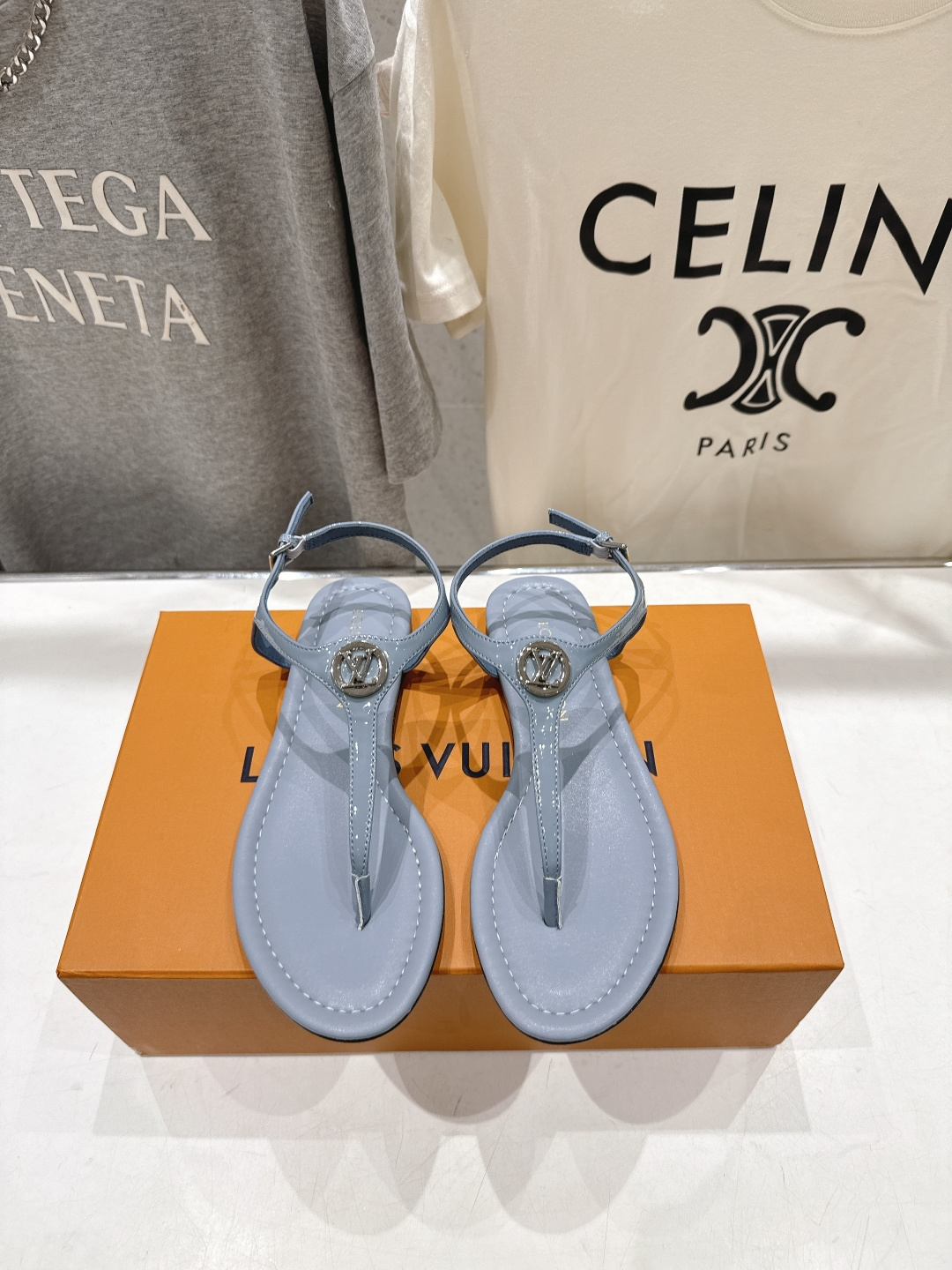 高版本出厂  Louis Vuitton ss26 new arrival LV驴牌夏季新款平底夹脚凉鞋