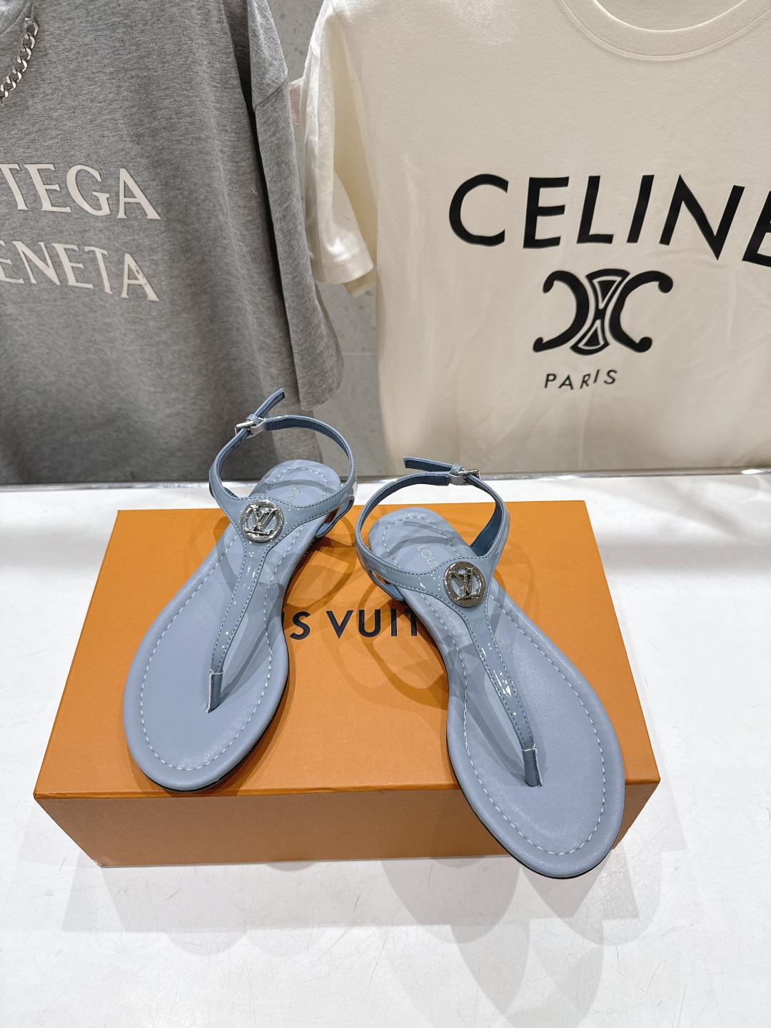 高版本出厂  Louis Vuitton ss26 new arrival LV驴牌夏季新款平底夹脚凉鞋