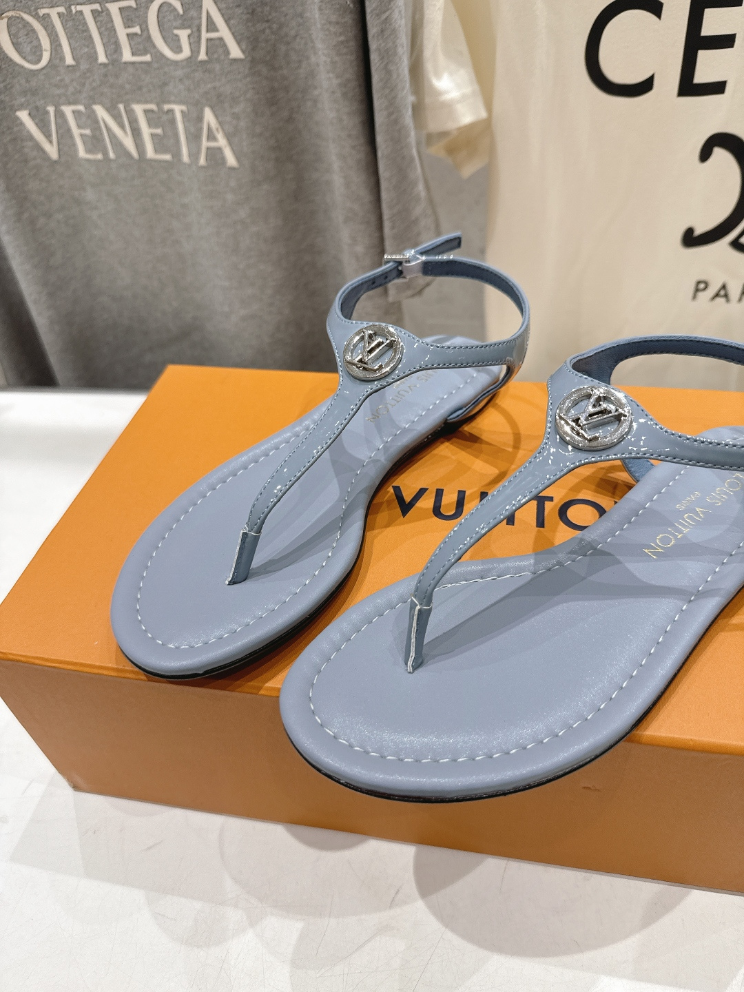 高版本出厂  Louis Vuitton ss26 new arrival LV驴牌夏季新款平底夹脚凉鞋