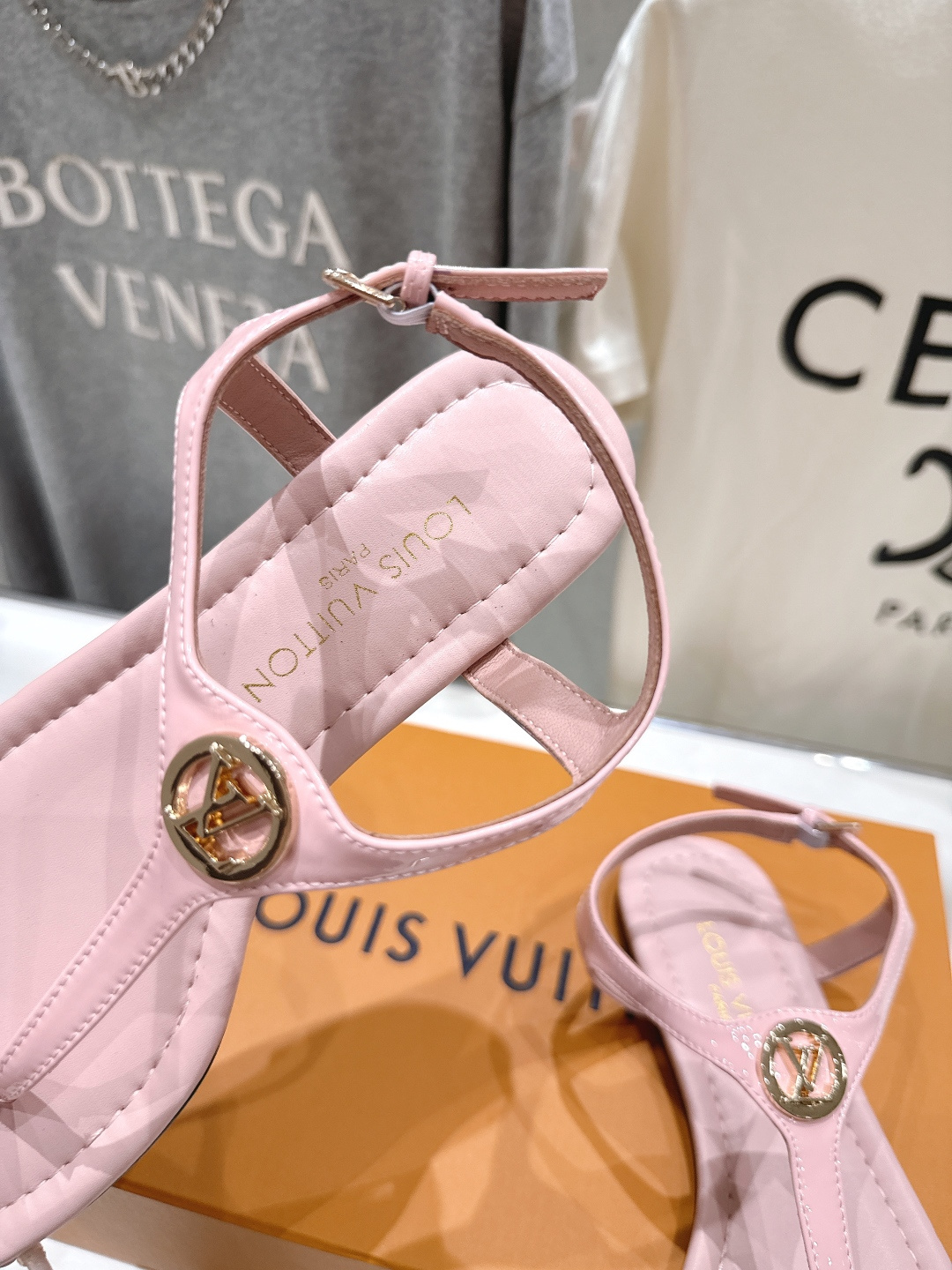 高版本出厂  Louis Vuitton ss26 new arrival LV驴牌夏季新款平底夹脚凉鞋