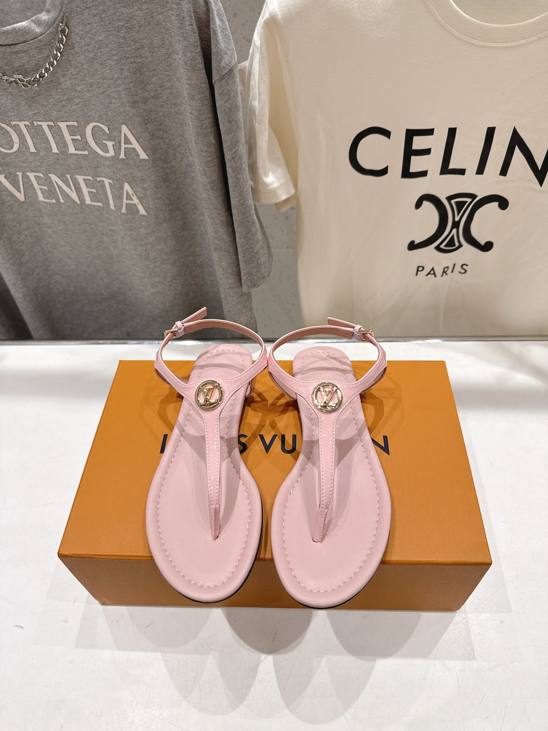 高版本出厂  Louis Vuitton ss26 new arrival LV驴牌夏季新款平底夹脚凉鞋