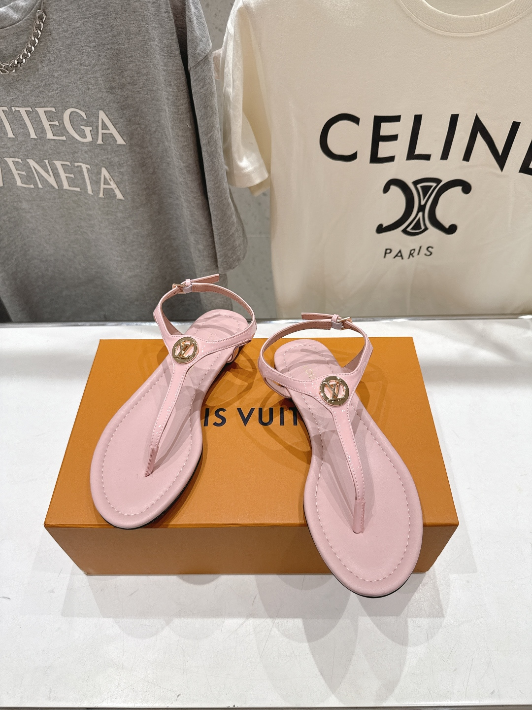高版本出厂  Louis Vuitton ss26 new arrival LV驴牌夏季新款平底夹脚凉鞋
