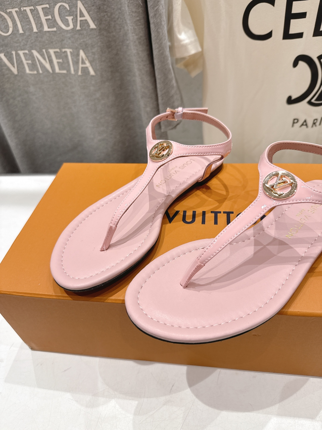 高版本出厂  Louis Vuitton ss26 new arrival LV驴牌夏季新款平底夹脚凉鞋