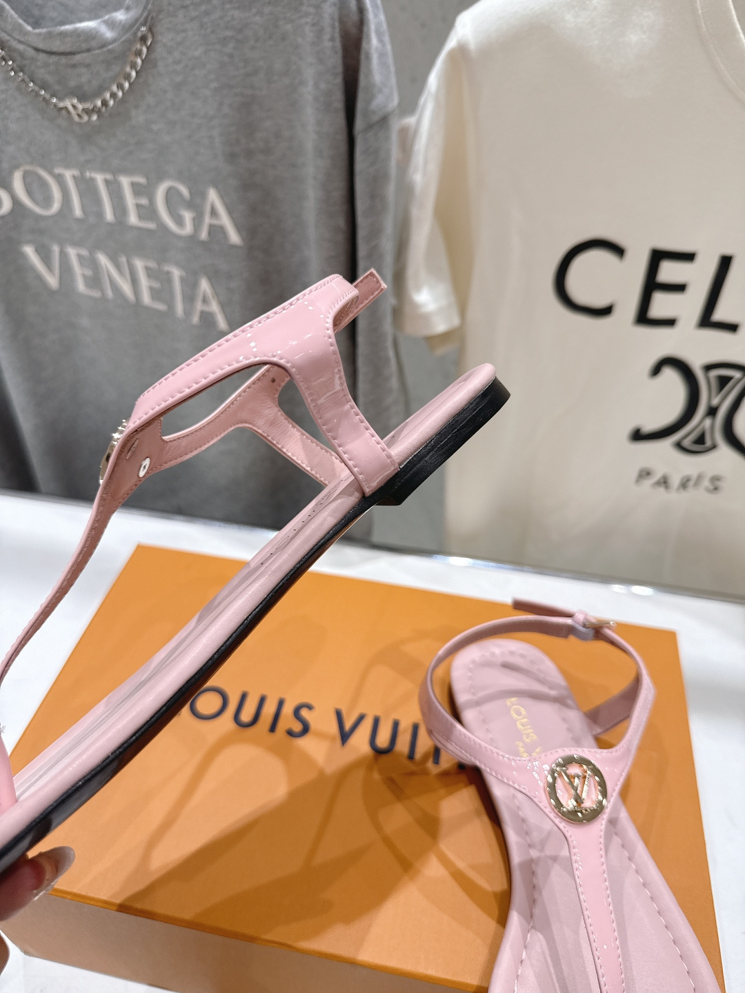 高版本出厂  Louis Vuitton ss26 new arrival LV驴牌夏季新款平底夹脚凉鞋