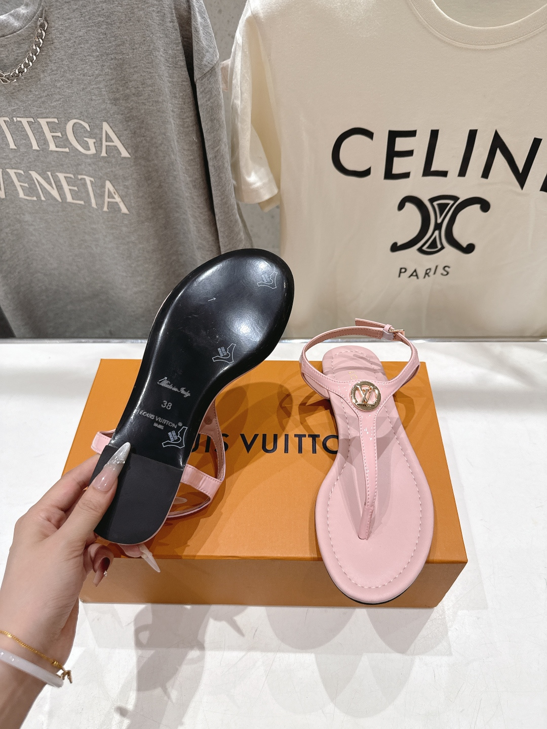 高版本出厂  Louis Vuitton ss26 new arrival LV驴牌夏季新款平底夹脚凉鞋