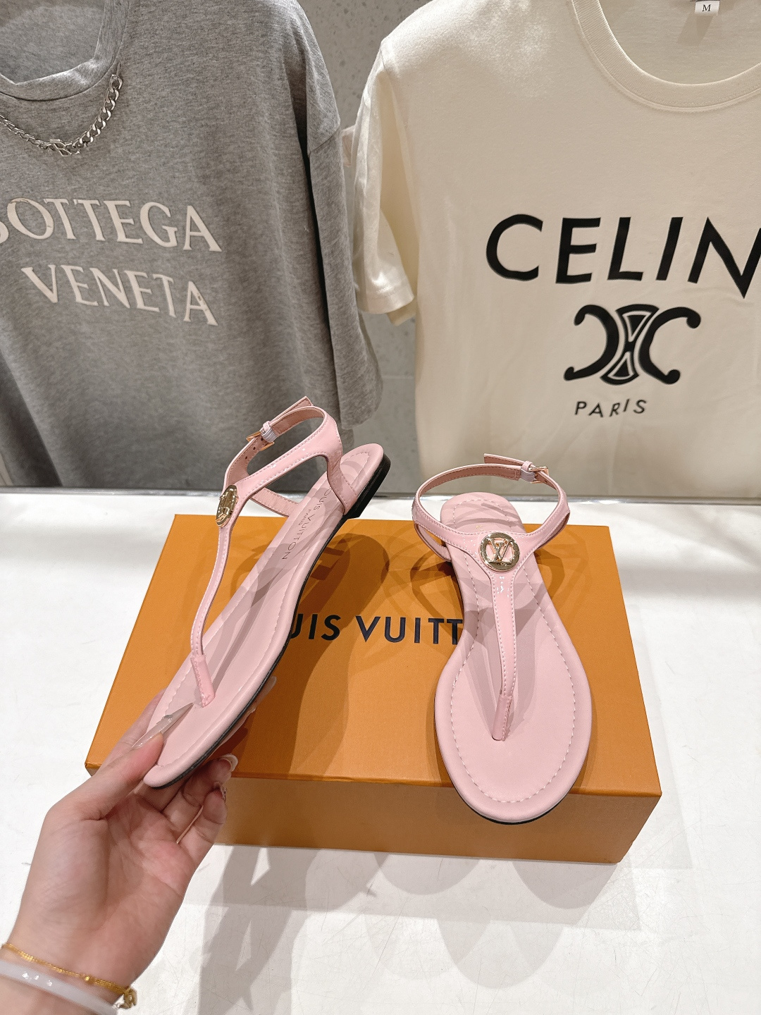 高版本出厂  Louis Vuitton ss26 new arrival LV驴牌夏季新款平底夹脚凉鞋