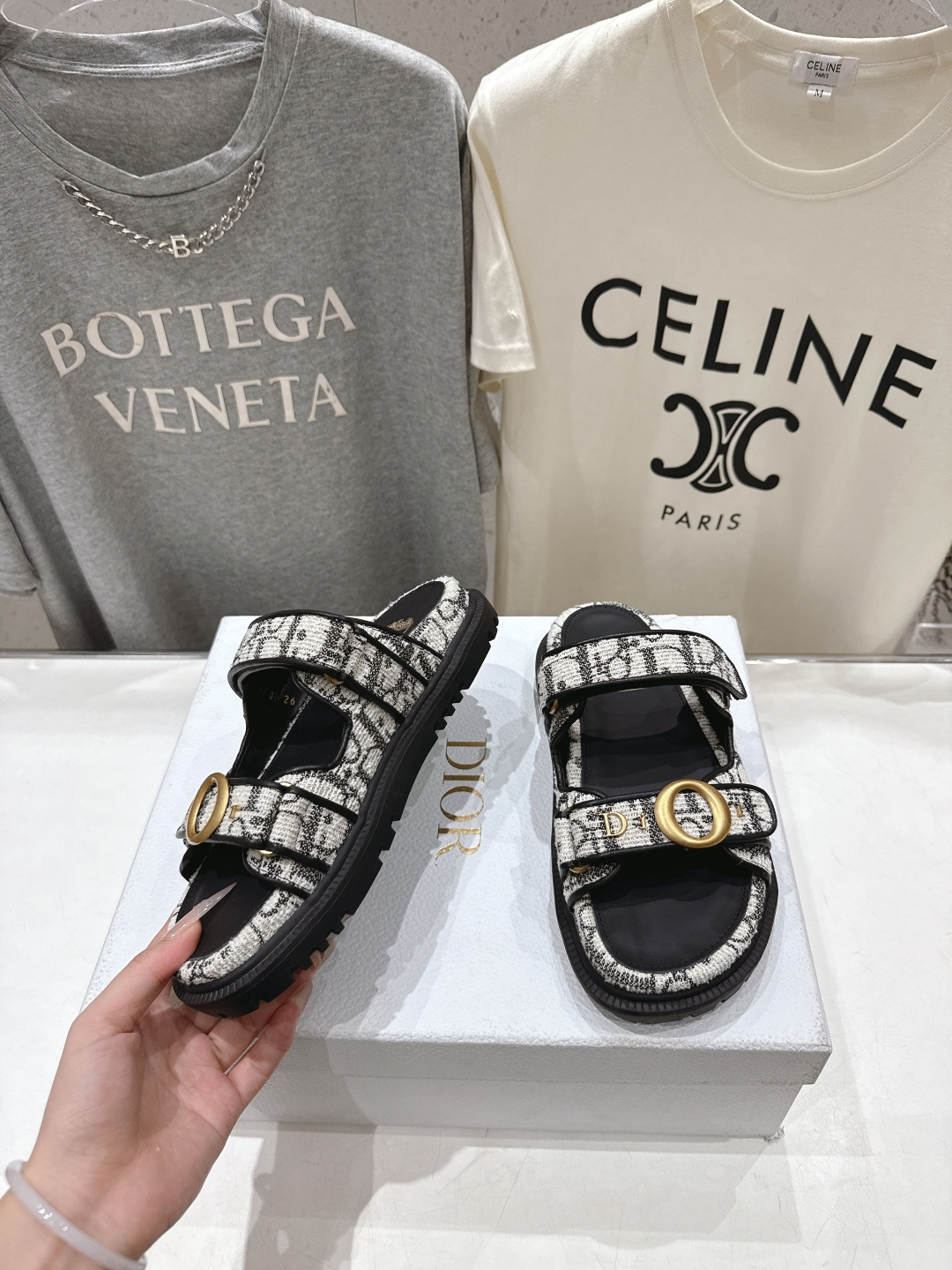高版本出厂 【高品质】Dior*迪奥F019 D家2026ss春夏新款魔术贴平底沙滩拖鞋～经典版型 搭配