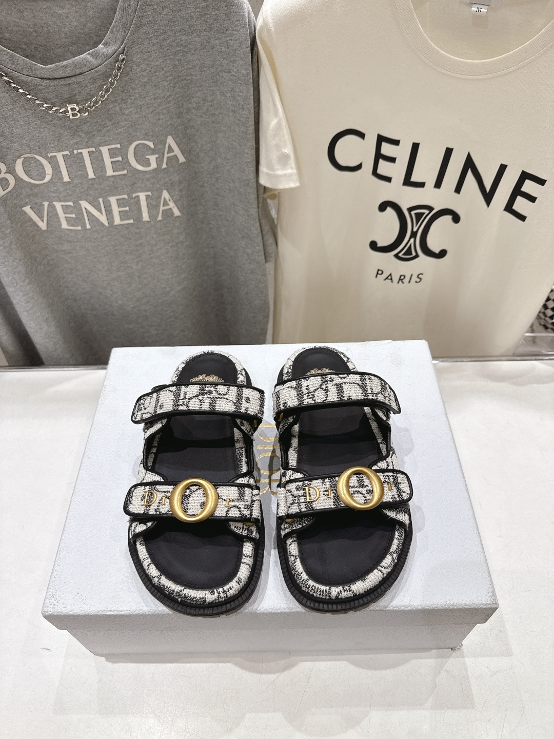 高版本出厂 【高品质】Dior*迪奥F019 D家2026ss春夏新款魔术贴平底沙滩拖鞋～经典版型 搭配