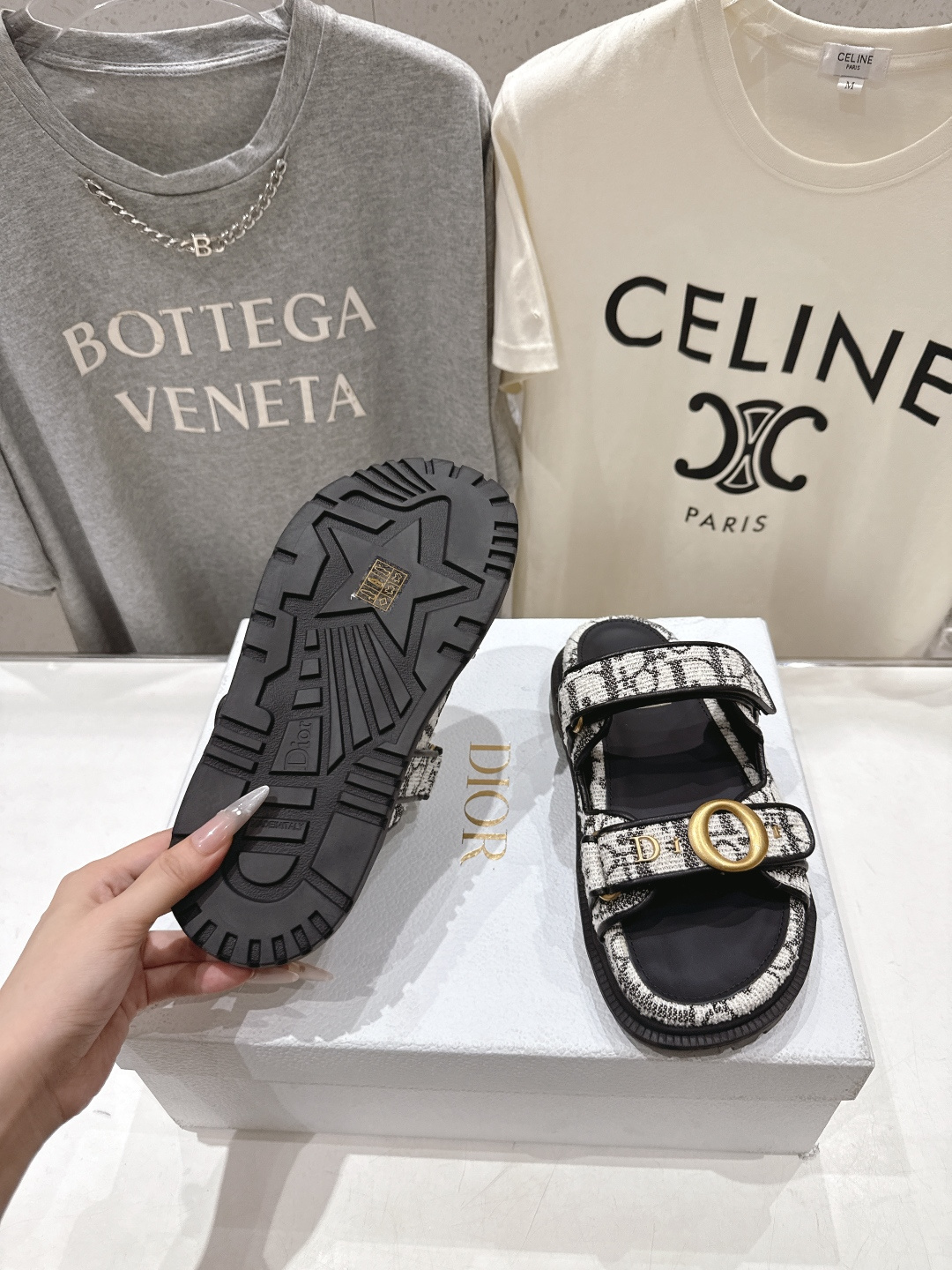 高版本出厂 【高品质】Dior*迪奥F019 D家2026ss春夏新款魔术贴平底沙滩拖鞋～经典版型 搭配