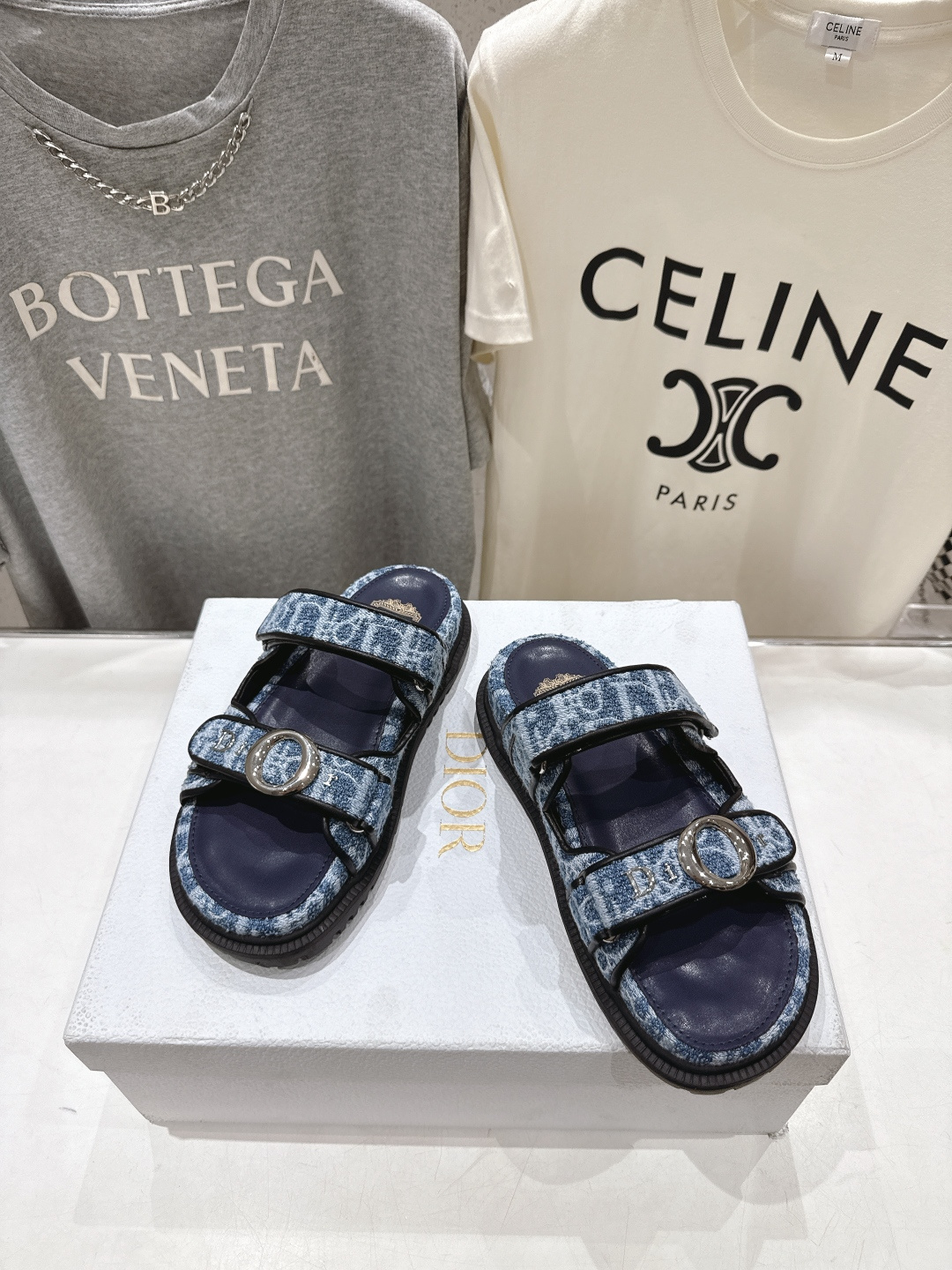 高版本出厂 【高品质】Dior*迪奥F019 D家2026ss春夏新款魔术贴平底沙滩拖鞋～经典版型 搭配