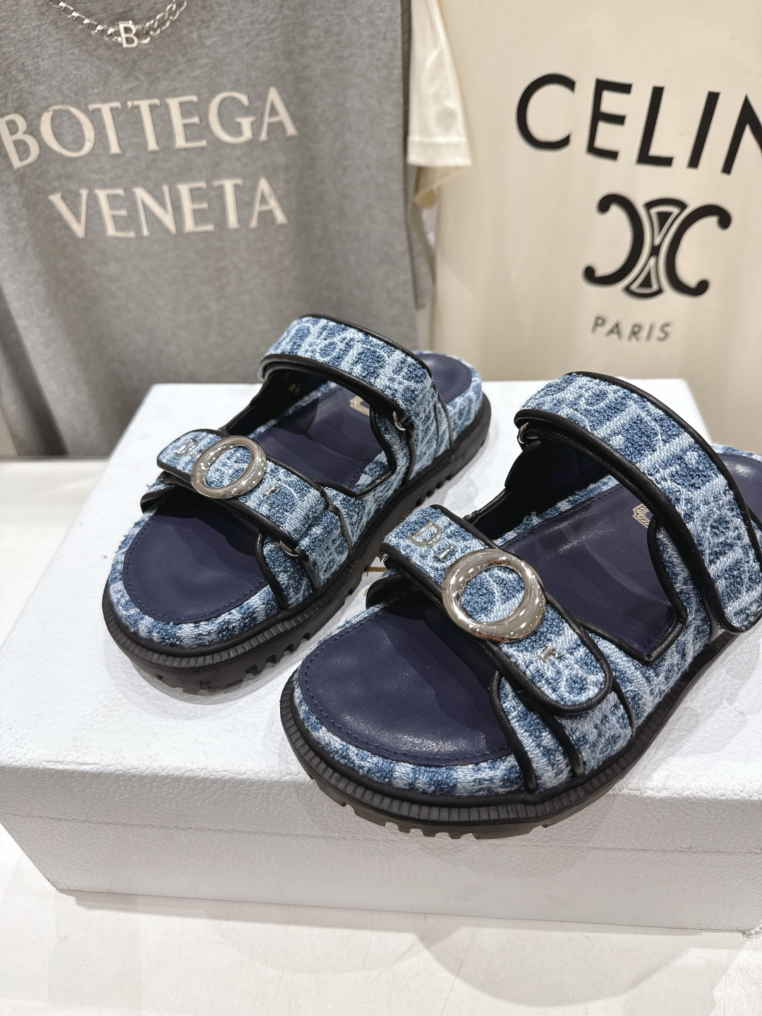 高版本出厂 【高品质】Dior*迪奥F019 D家2026ss春夏新款魔术贴平底沙滩拖鞋～经典版型 搭配