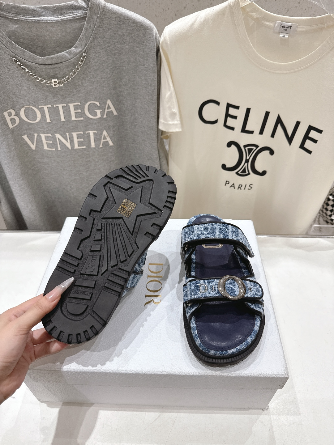 高版本出厂 【高品质】Dior*迪奥F019 D家2026ss春夏新款魔术贴平底沙滩拖鞋～经典版型 搭配