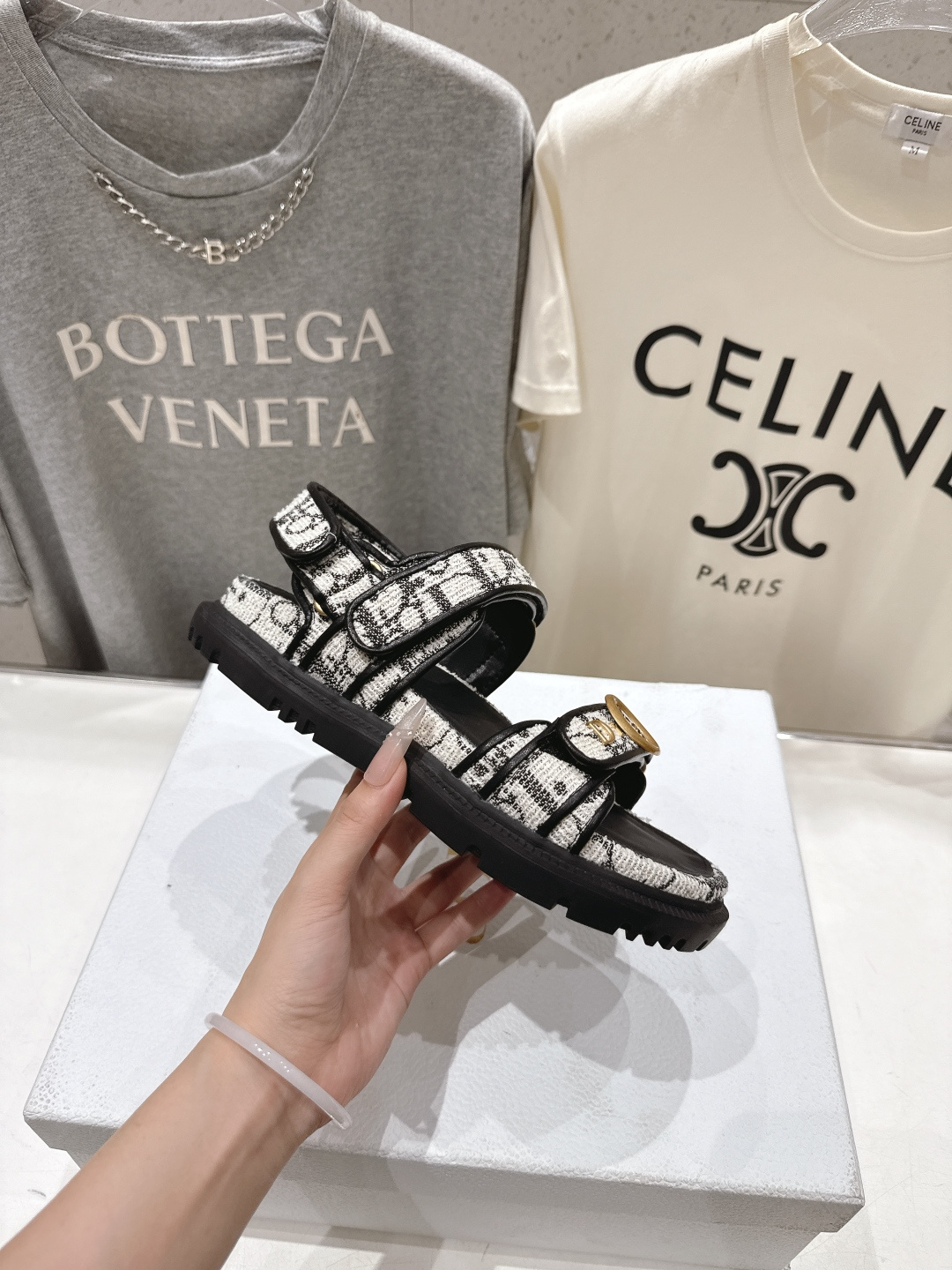 高版本出厂 【高品质】Dior*迪奥F019 D家2026ss春夏新款魔术贴平底沙滩凉鞋～经典版型 搭配