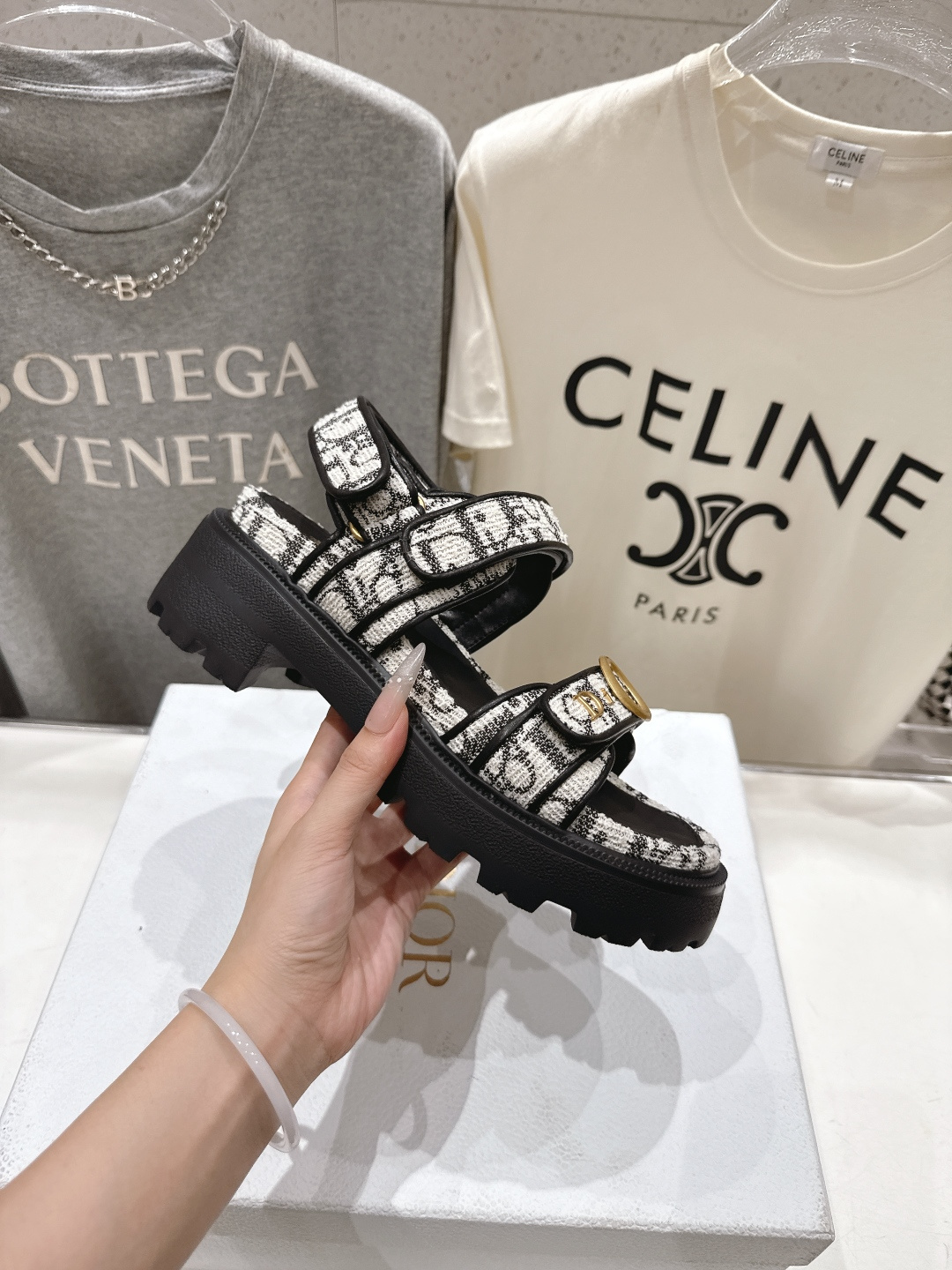 高版本出厂 【高品质】Dior*迪奥F019 D家2026ss春夏新款魔术贴平底沙滩凉鞋～经典版型 搭配