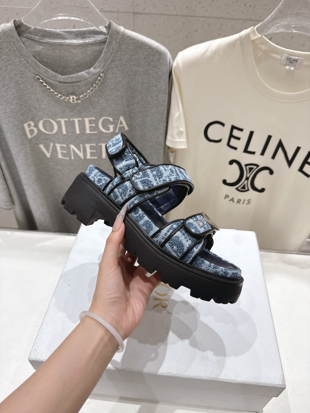 高版本出厂 【高品质】Dior*迪奥F019 D家2026ss春夏新款魔术贴平底沙滩凉鞋～经典版型 搭配