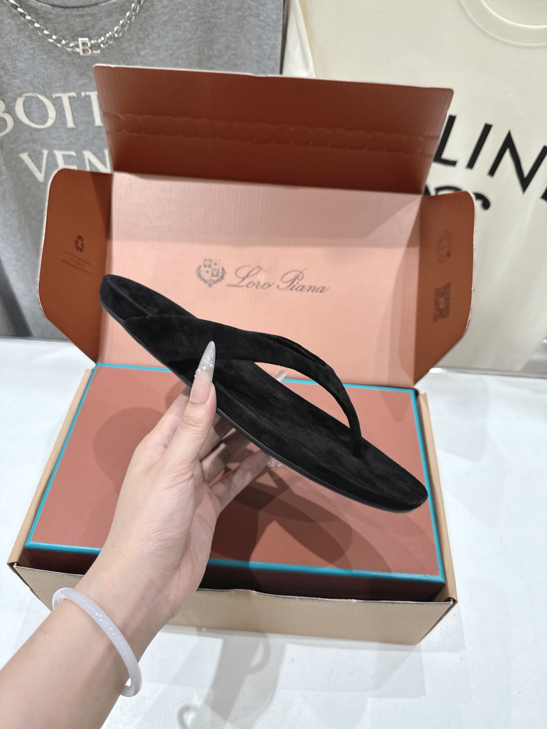 顶级出厂 莞货 带飞机盒 Loro Piana* LP||诺悠翩雅2026ss夏季新款平底夹脚拖鞋人字拖