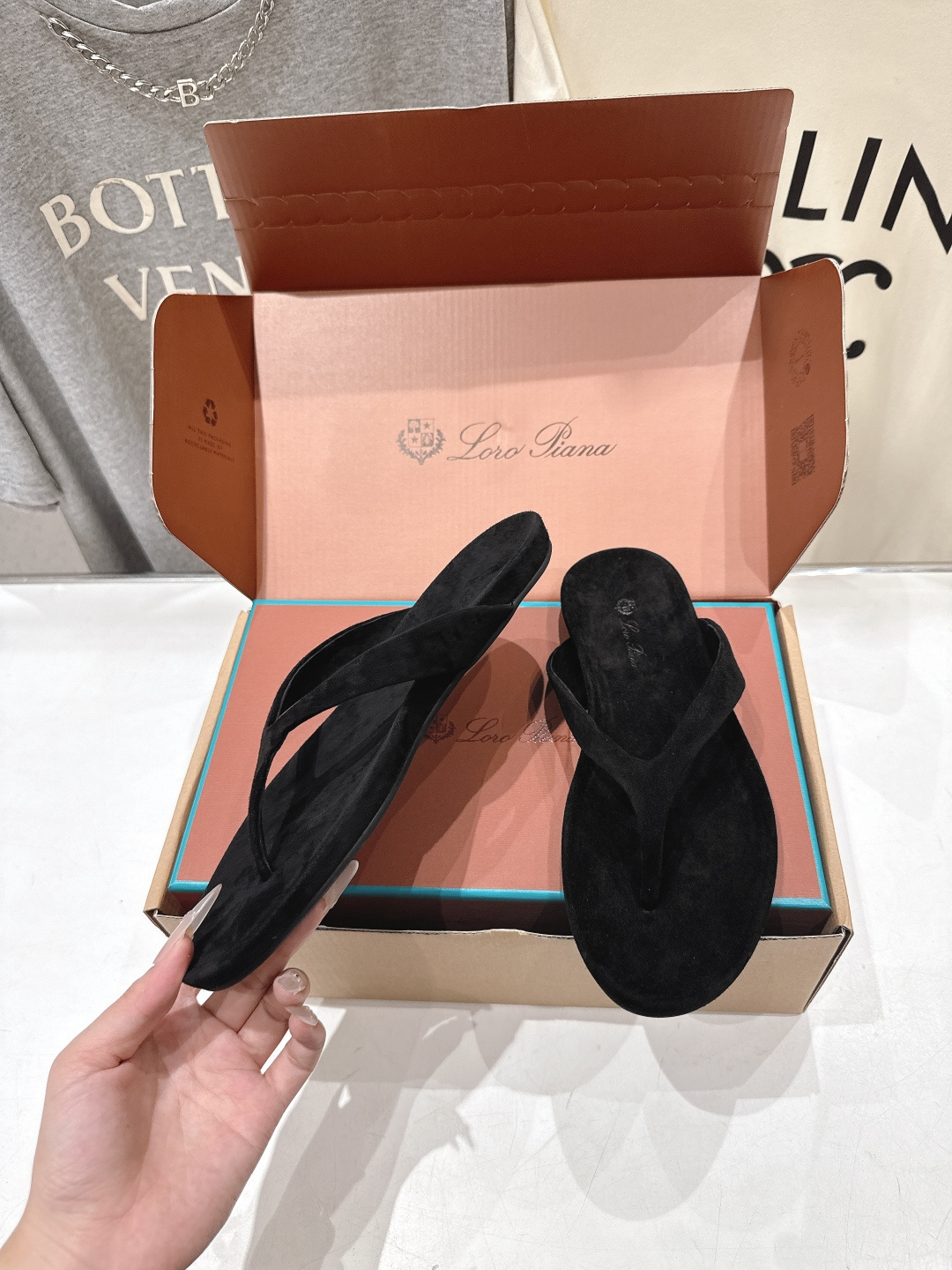 顶级出厂 莞货 带飞机盒 Loro Piana* LP||诺悠翩雅2026ss夏季新款平底夹脚拖鞋人字拖