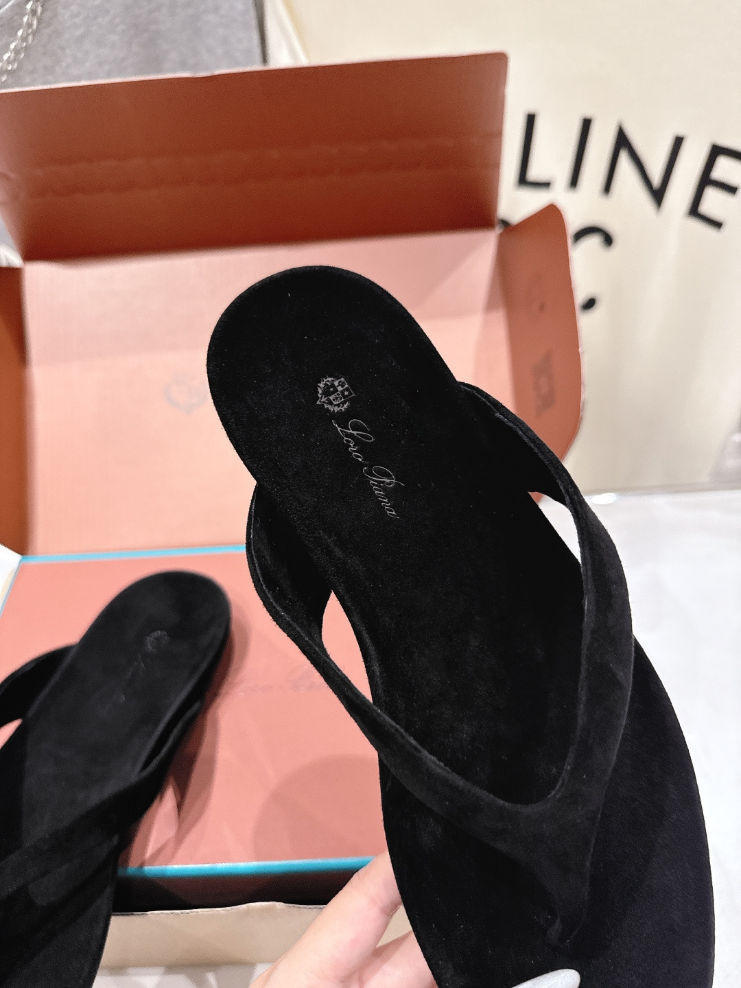顶级出厂 莞货 带飞机盒 Loro Piana* LP||诺悠翩雅2026ss夏季新款平底夹脚拖鞋人字拖