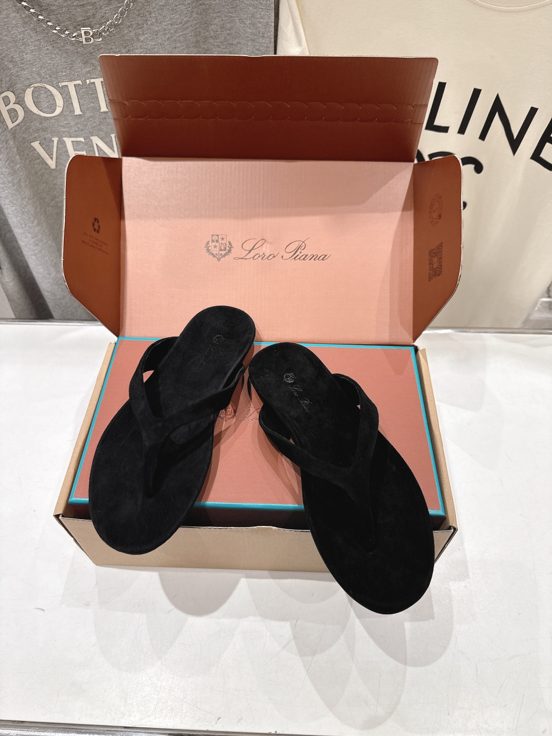 顶级出厂 莞货 带飞机盒 Loro Piana* LP||诺悠翩雅2026ss夏季新款平底夹脚拖鞋人字拖