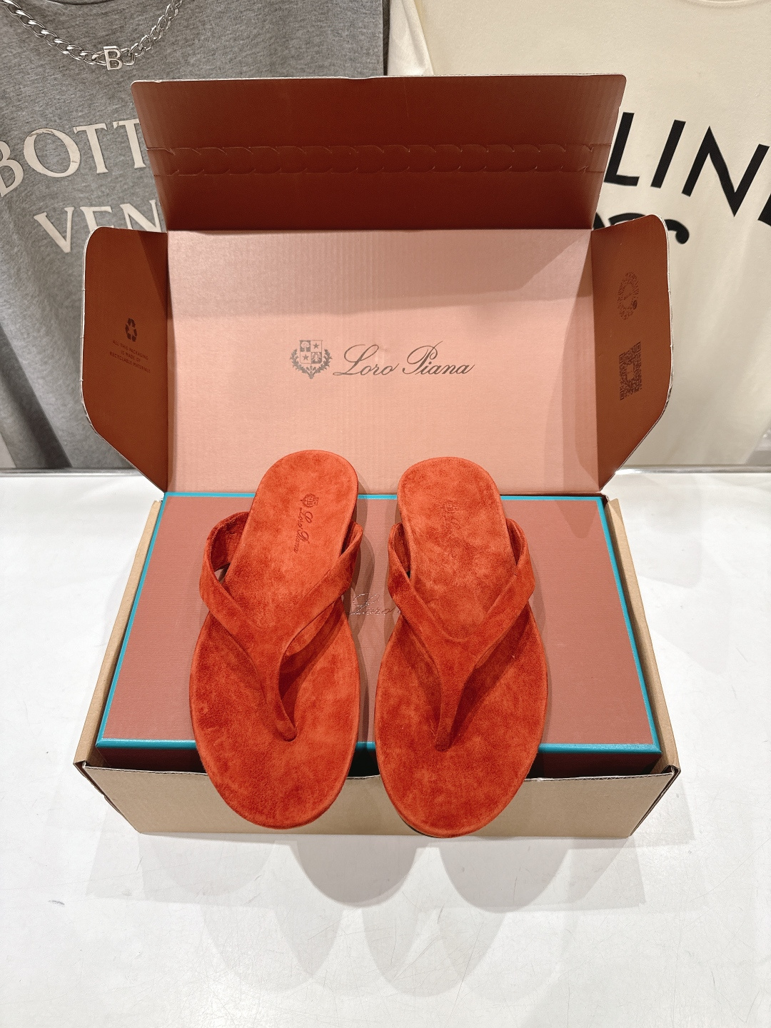 顶级出厂 莞货 带飞机盒 Loro Piana* LP||诺悠翩雅2026ss夏季新款平底夹脚拖鞋人字拖