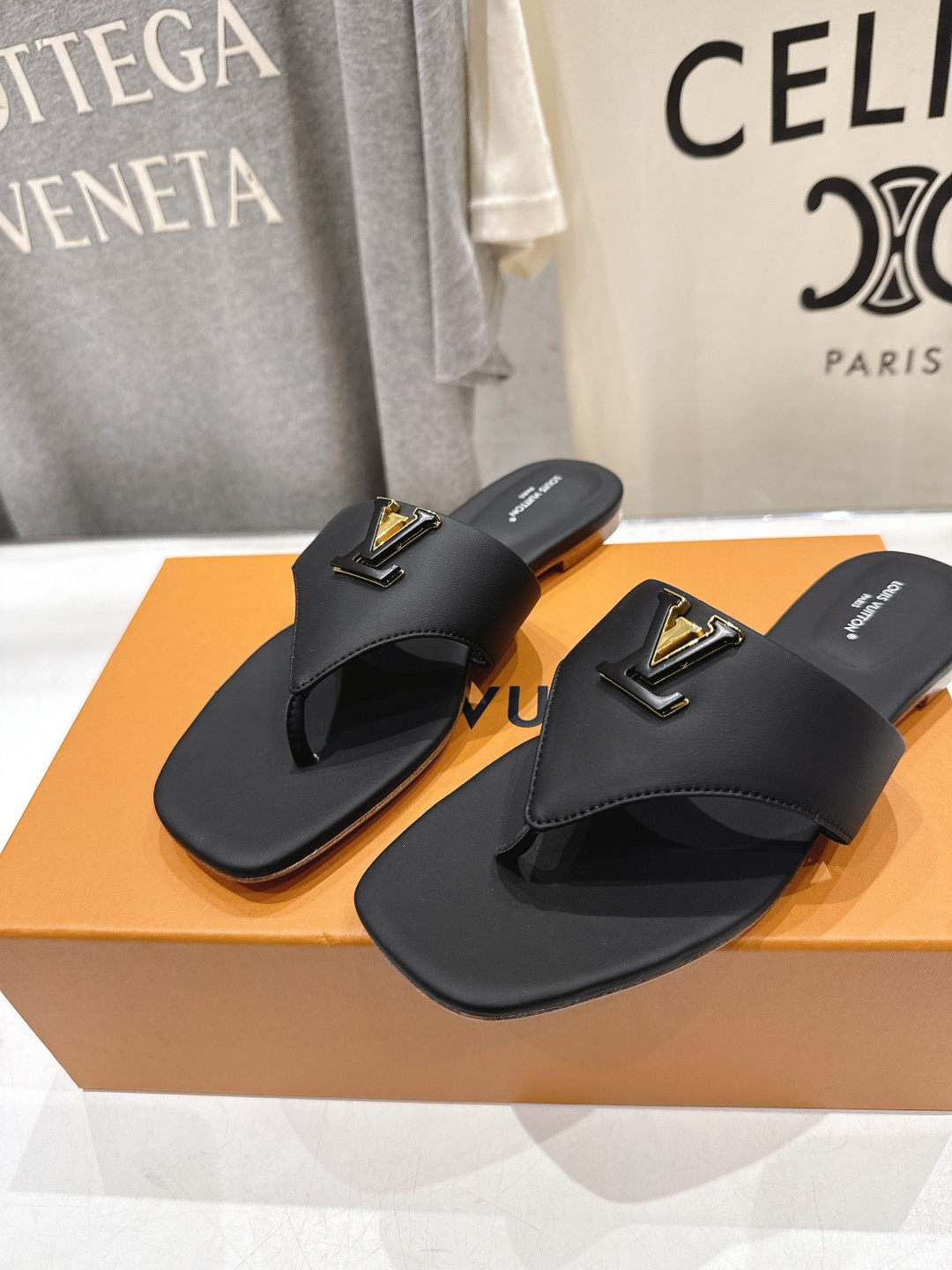 高版本出厂  Louis Vuitton ss26 new arrival LV驴牌夏季新款平底夹脚拖鞋