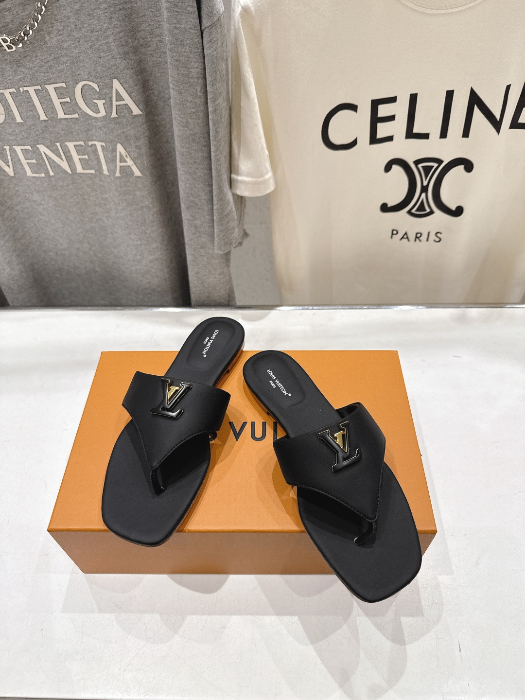 高版本出厂  Louis Vuitton ss26 new arrival LV驴牌夏季新款平底夹脚拖鞋