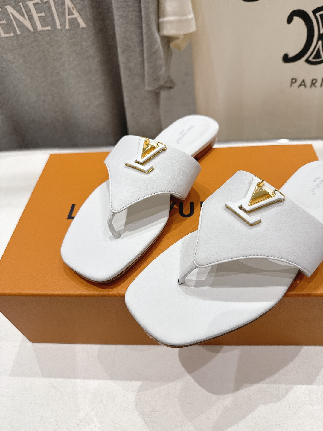 高版本出厂  Louis Vuitton ss26 new arrival LV驴牌夏季新款平底夹脚拖鞋