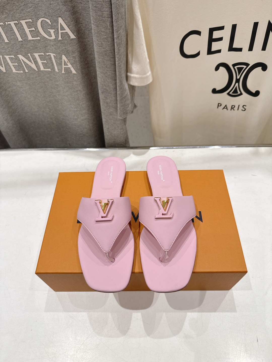 高版本出厂  Louis Vuitton ss26 new arrival LV驴牌夏季新款平底夹脚拖鞋