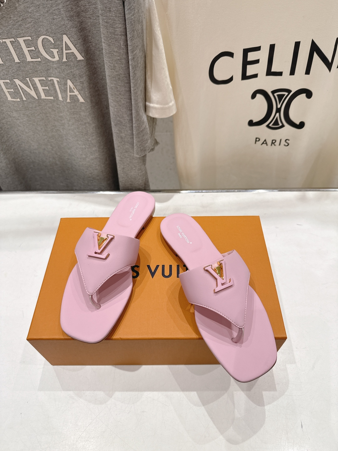 高版本出厂  Louis Vuitton ss26 new arrival LV驴牌夏季新款平底夹脚拖鞋