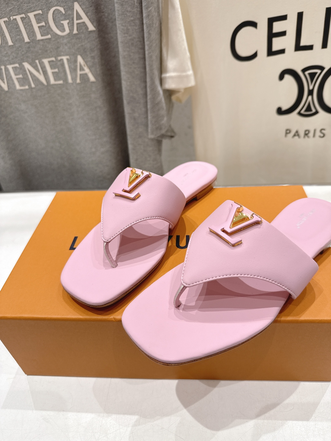 高版本出厂  Louis Vuitton ss26 new arrival LV驴牌夏季新款平底夹脚拖鞋