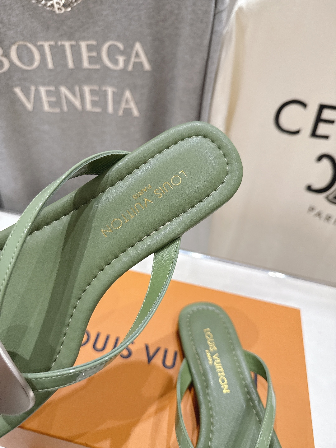 高版本出厂  Louis Vuitton ss26 new arrival LV驴牌夏季新款平底夹脚拖鞋