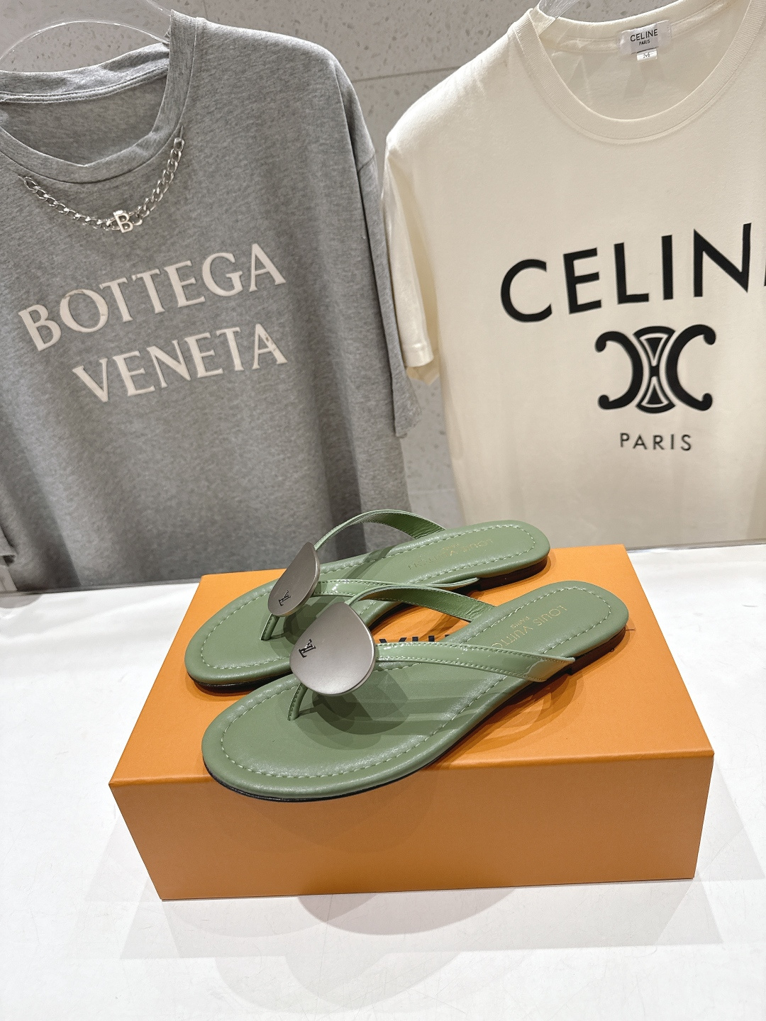 高版本出厂  Louis Vuitton ss26 new arrival LV驴牌夏季新款平底夹脚拖鞋