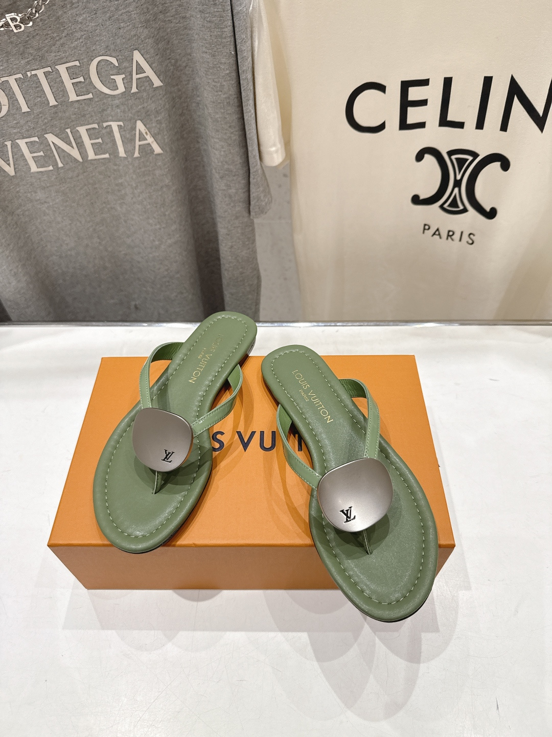高版本出厂  Louis Vuitton ss26 new arrival LV驴牌夏季新款平底夹脚拖鞋
